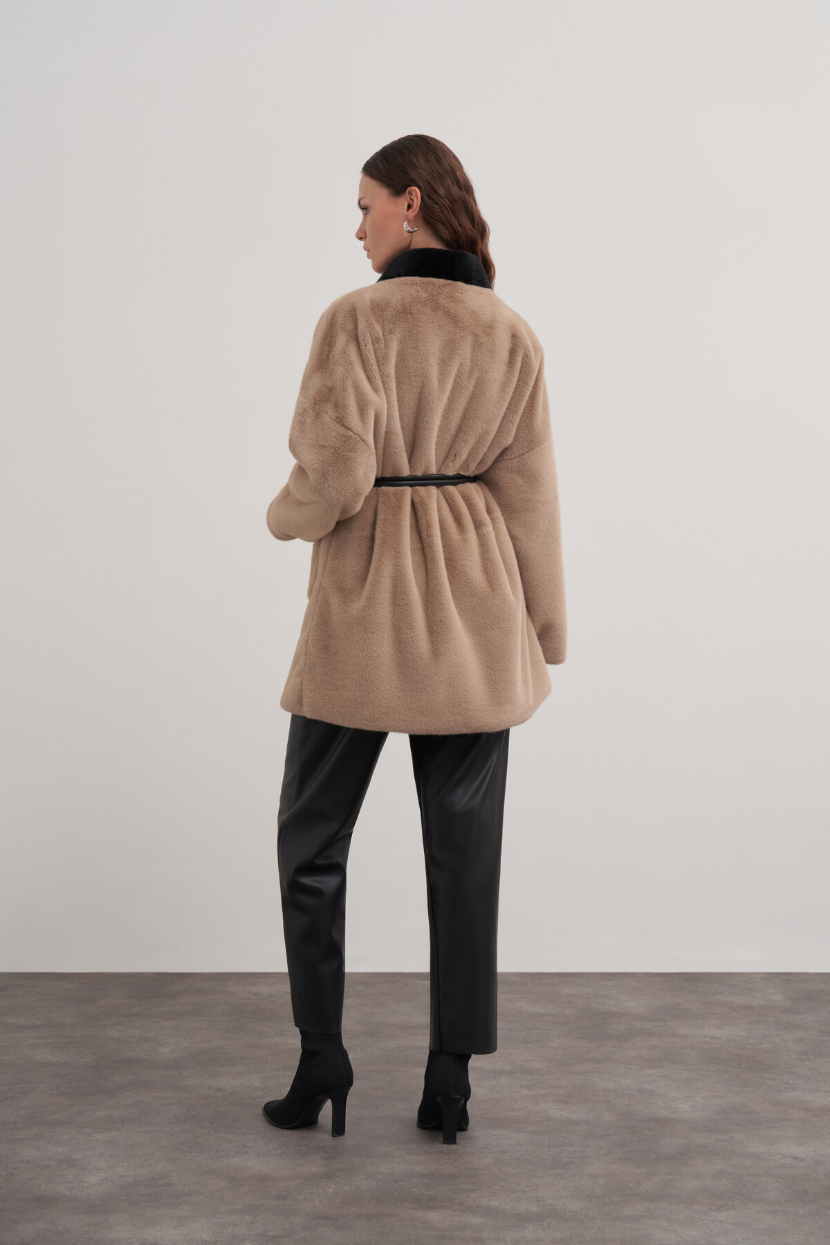 Düğme Detaylı Peluş Kaban