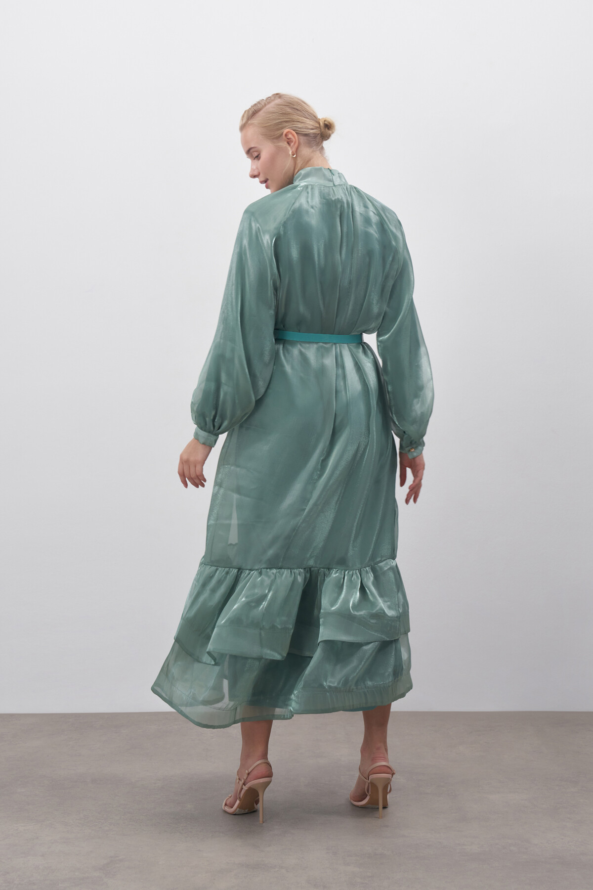 Çiçek Detaylı Parlak Şifon Abiye Elbise