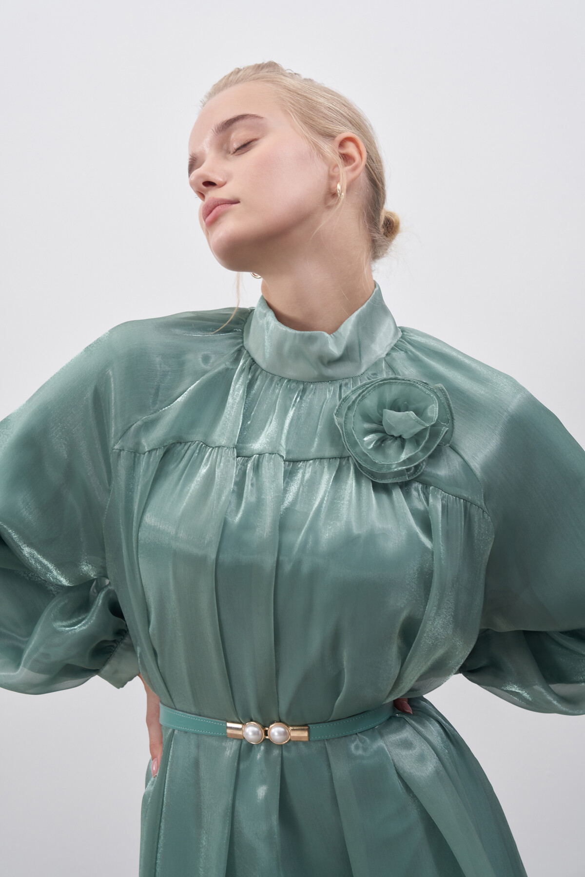 Çiçek Detaylı Parlak Şifon Abiye Elbise