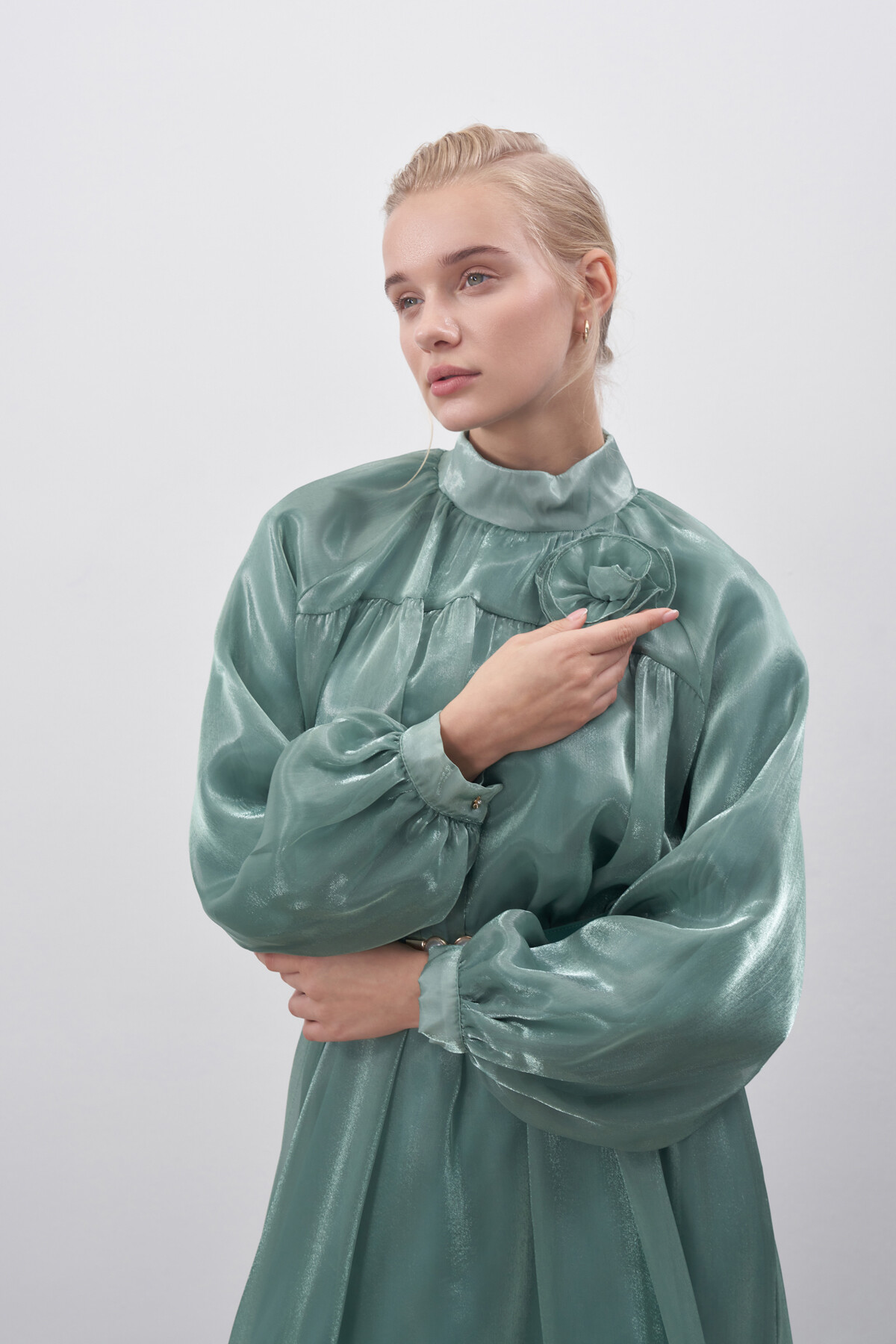 Çiçek Detaylı Parlak Şifon Abiye Elbise