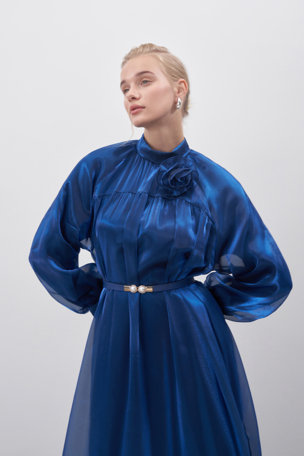 Çiçek Detaylı Parlak Şifon Abiye Elbise