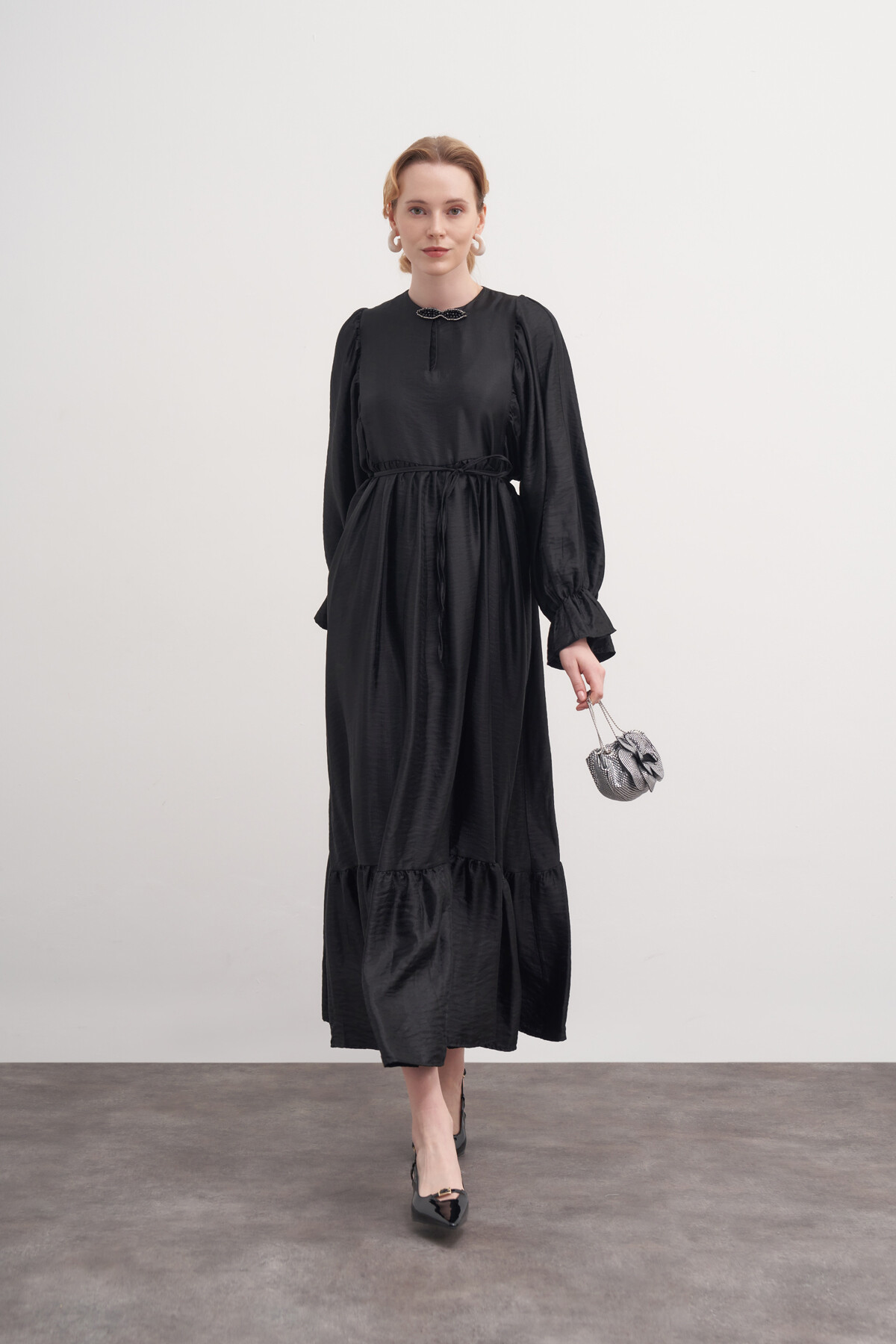 İpek Broşlu Elbise