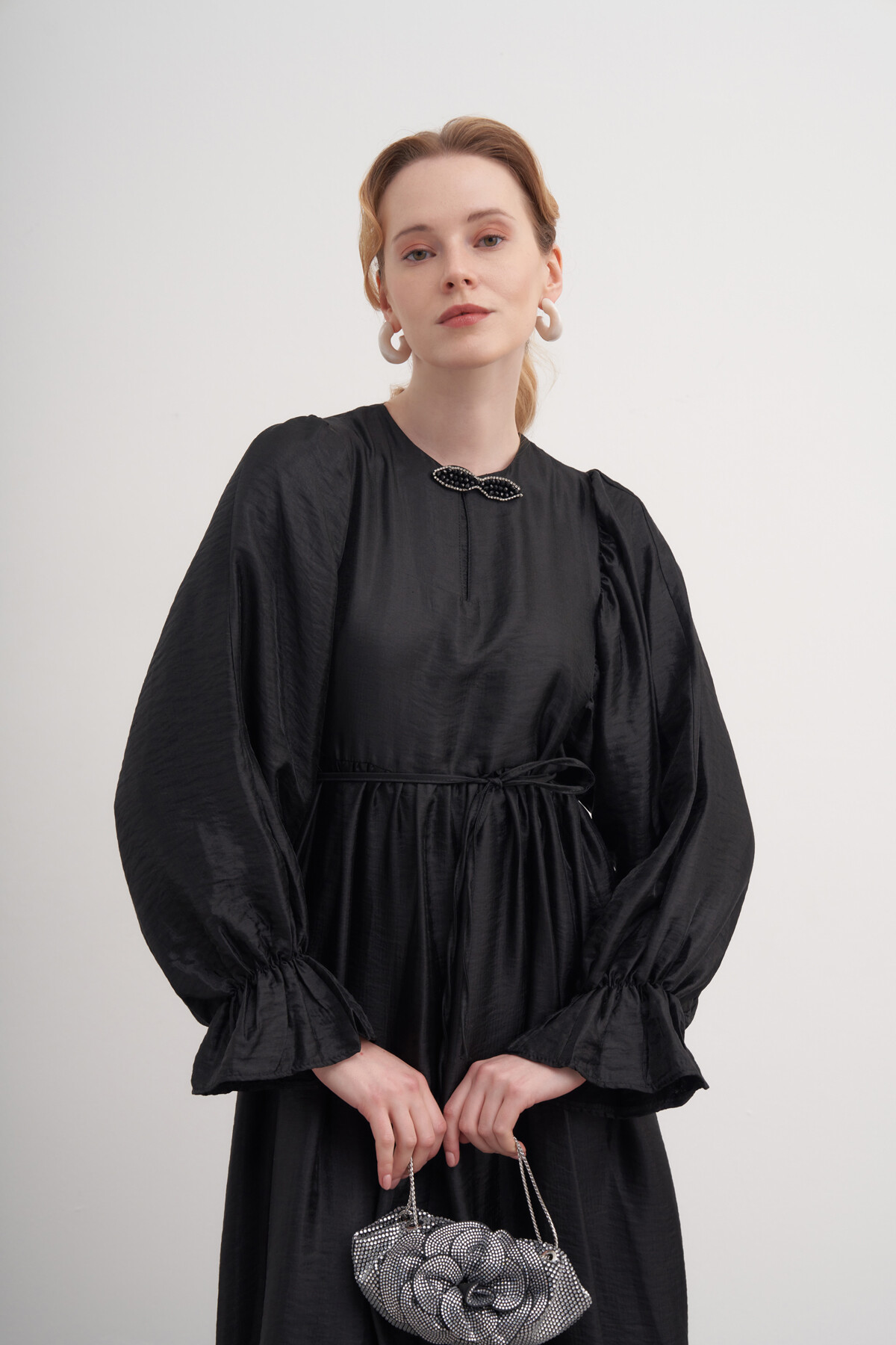 İpek Broşlu Elbise