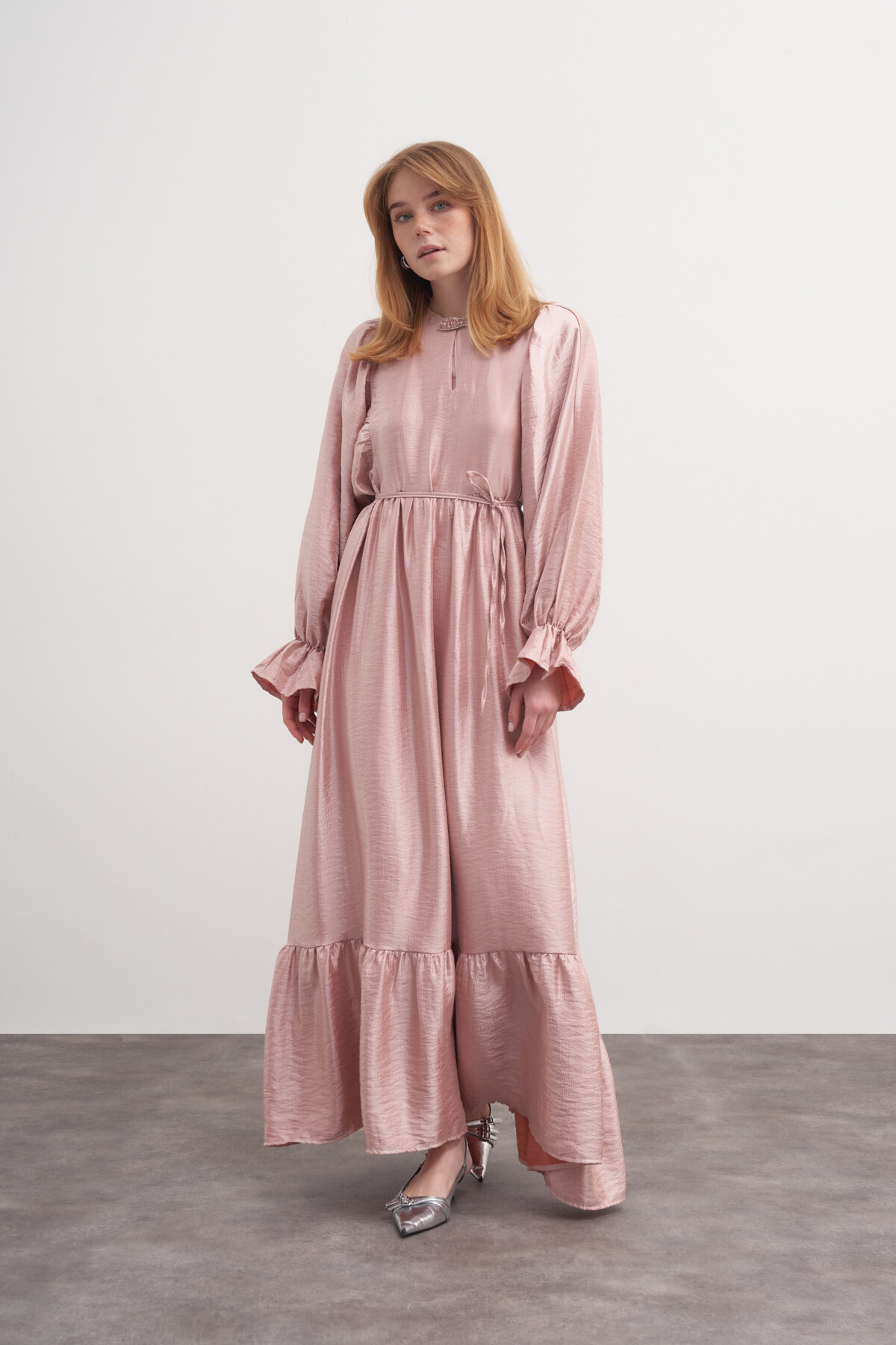 İpek Broşlu Elbise