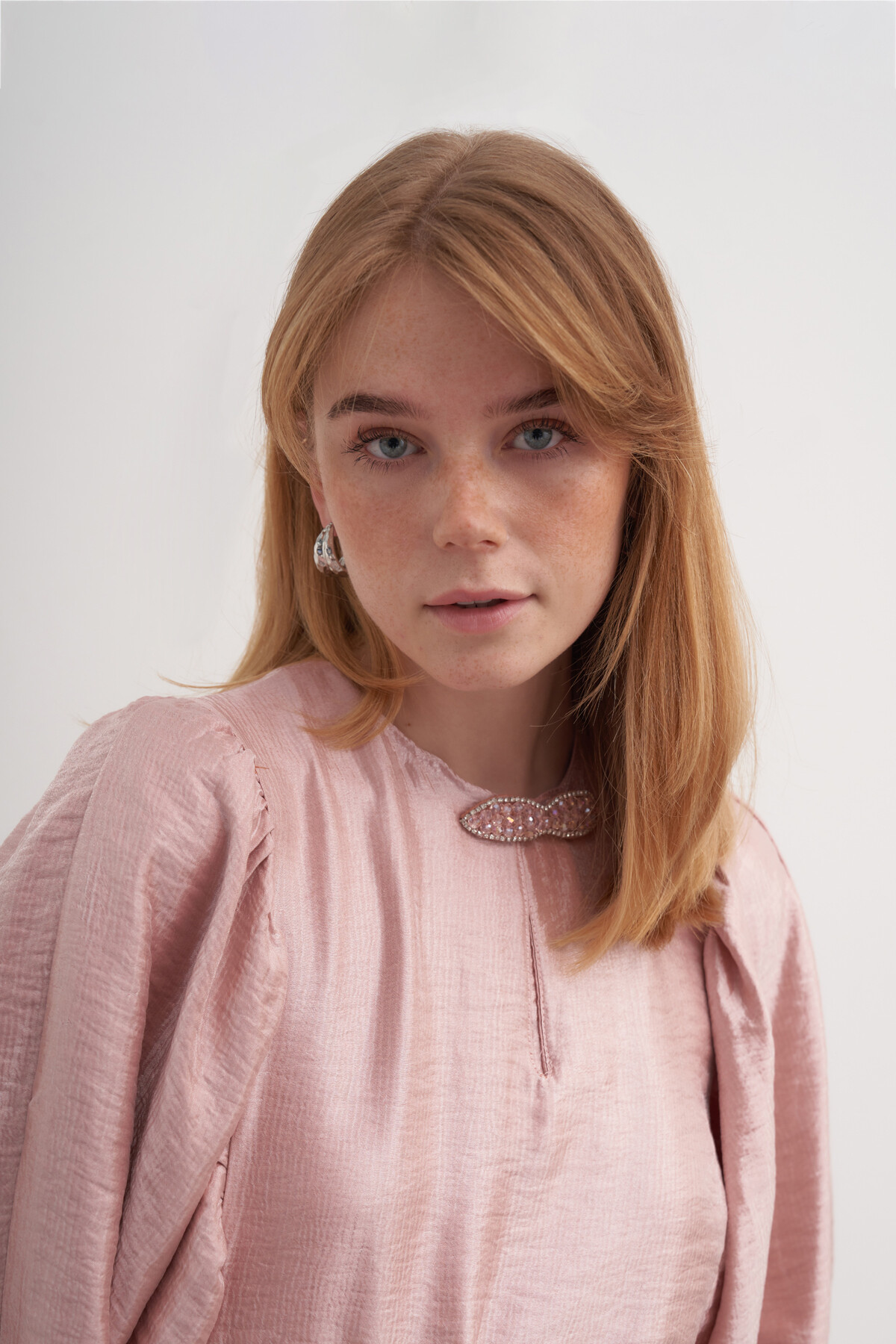 İpek Broşlu Elbise