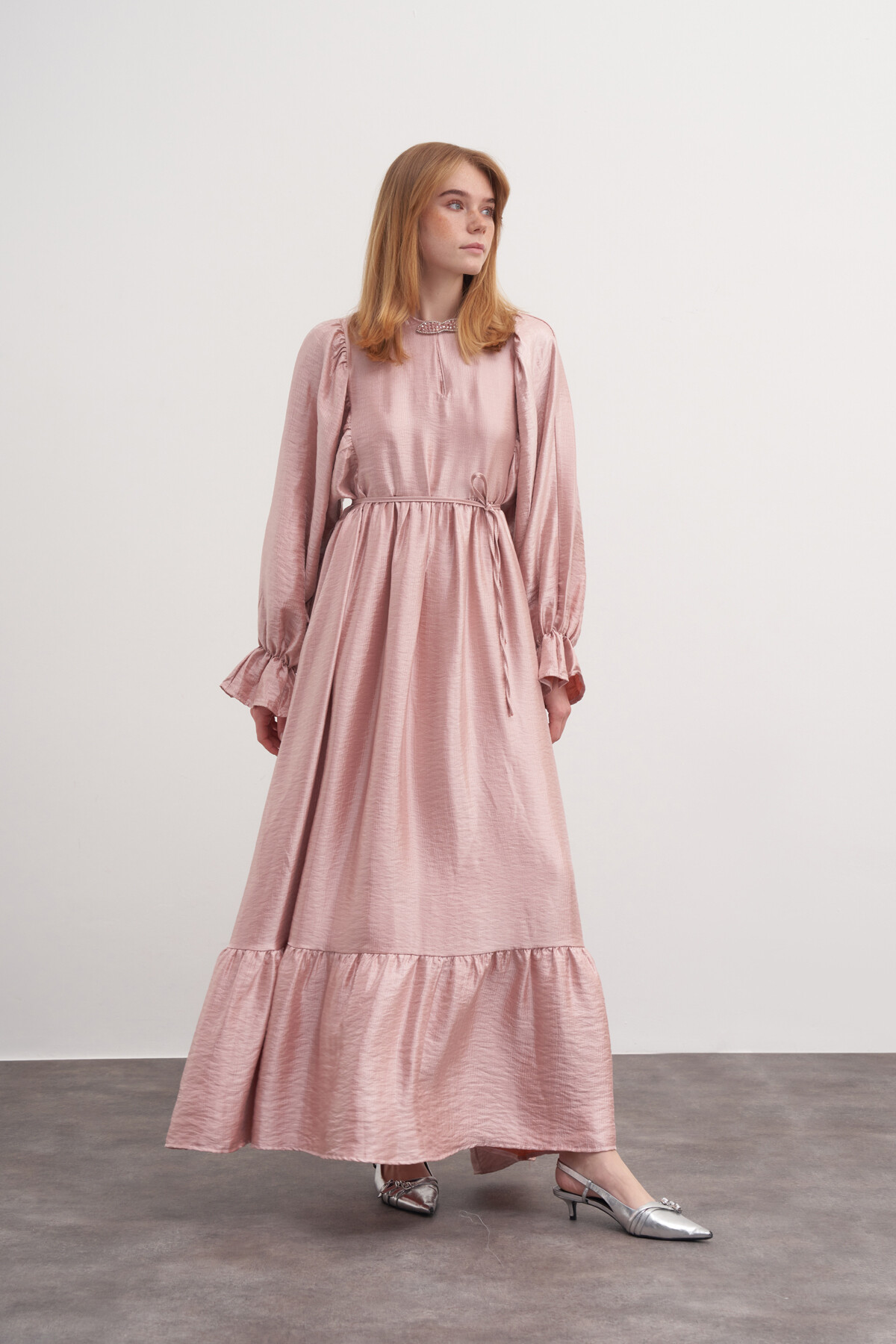 İpek Broşlu Elbise