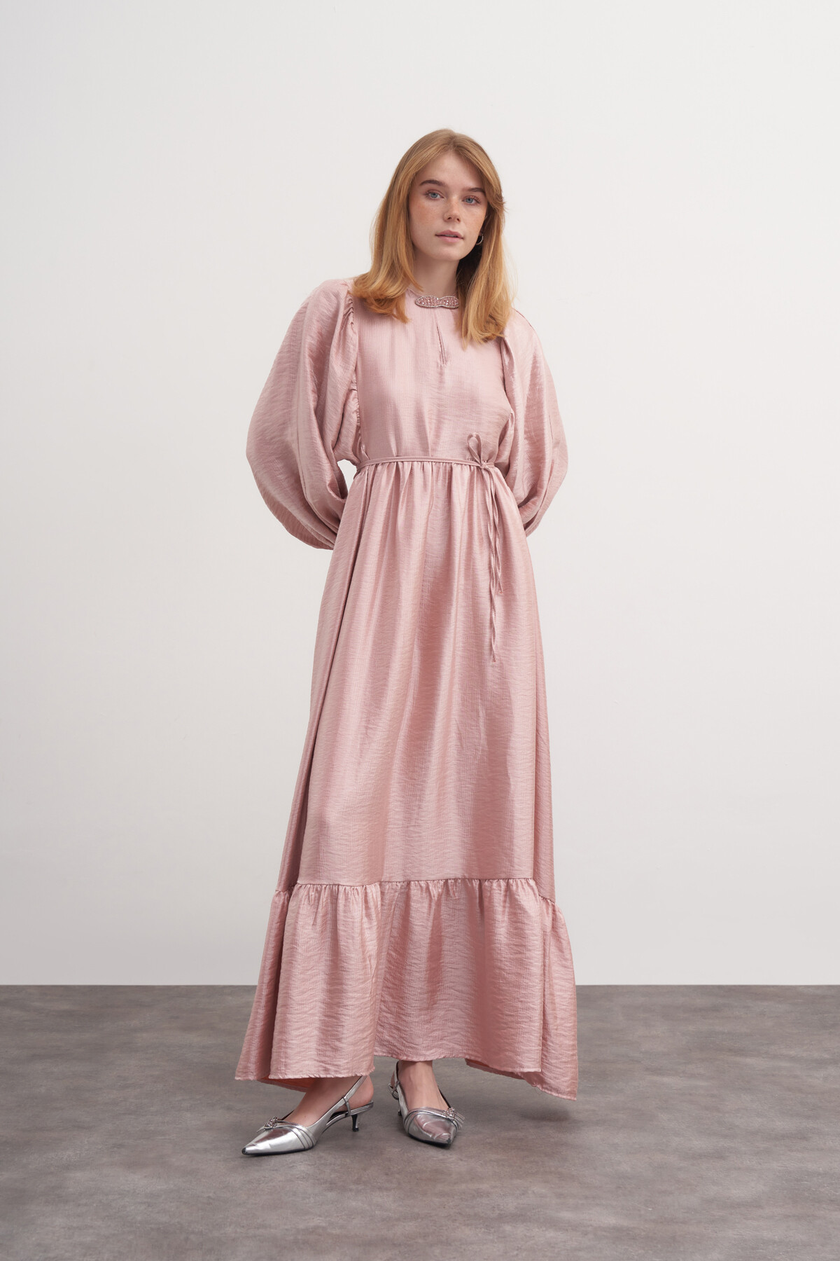 İpek Broşlu Elbise