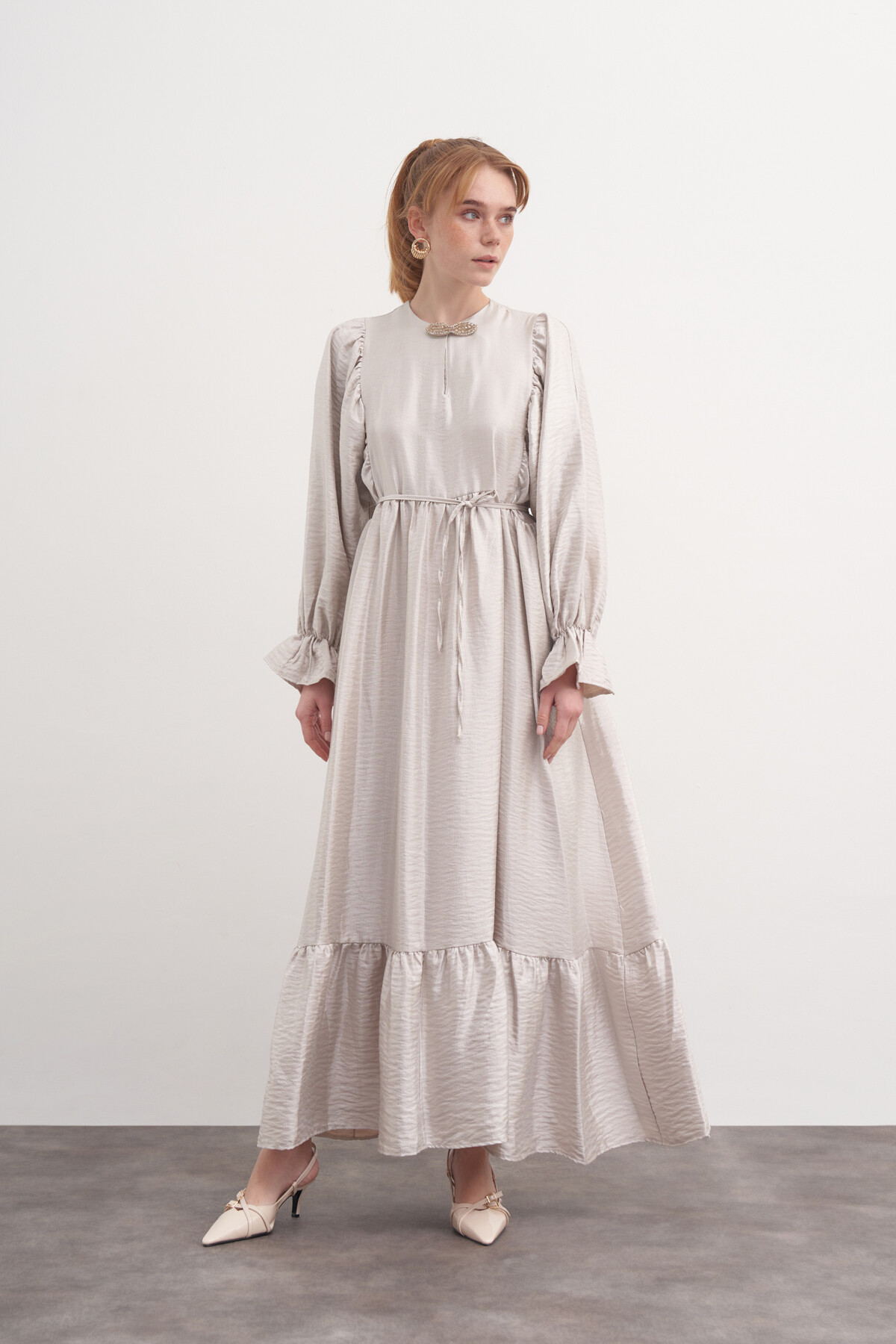 İpek Broşlu Elbise