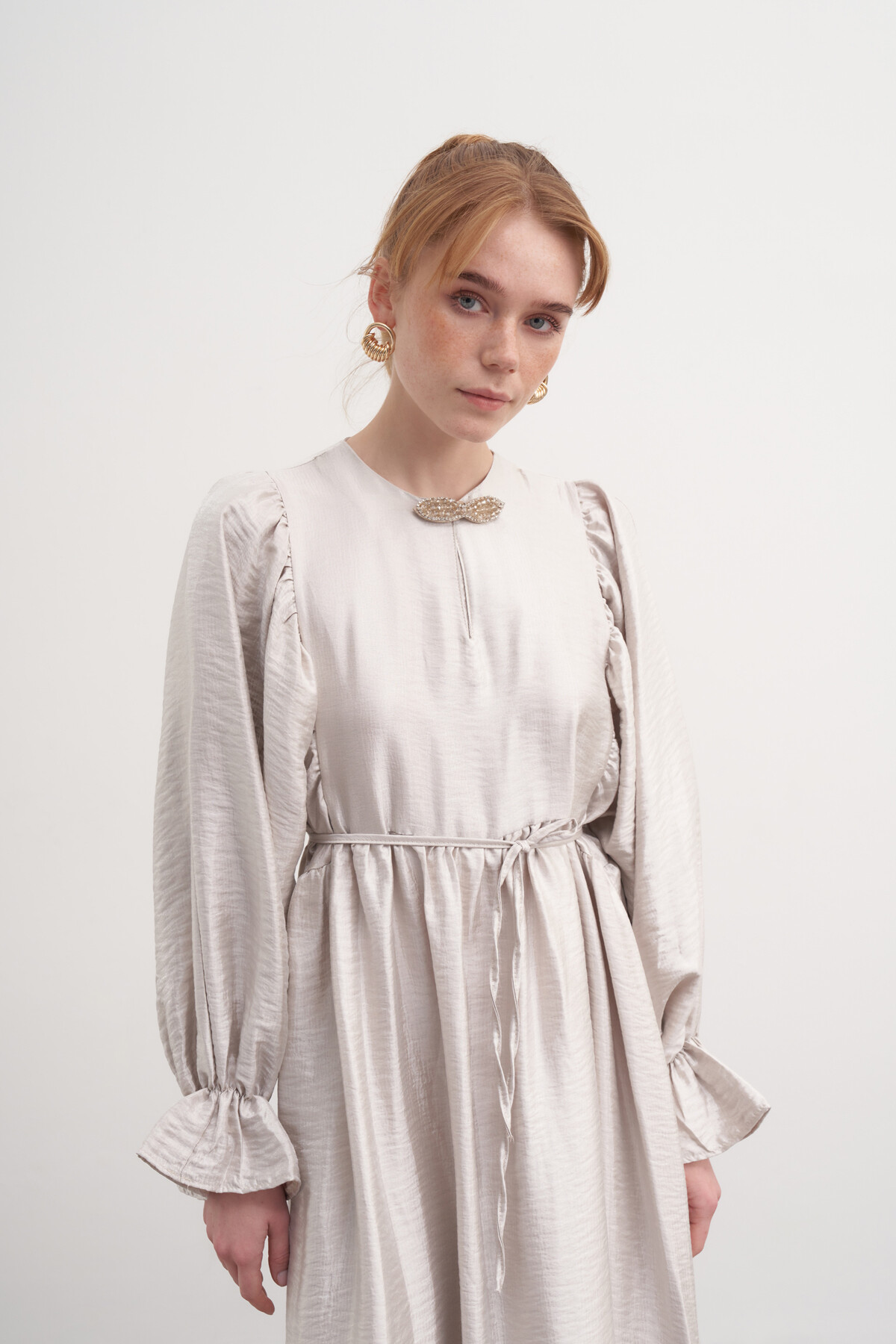 İpek Broşlu Elbise