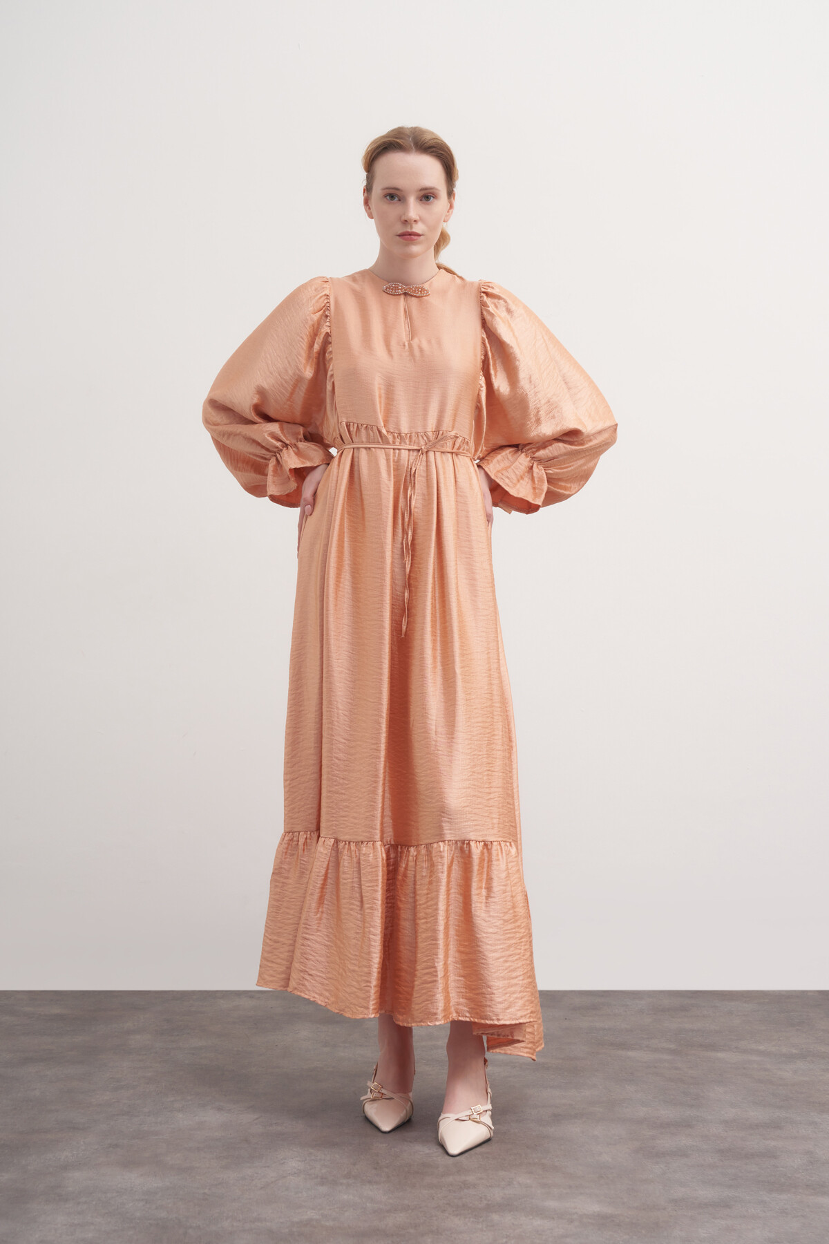 İpek Broşlu Elbise