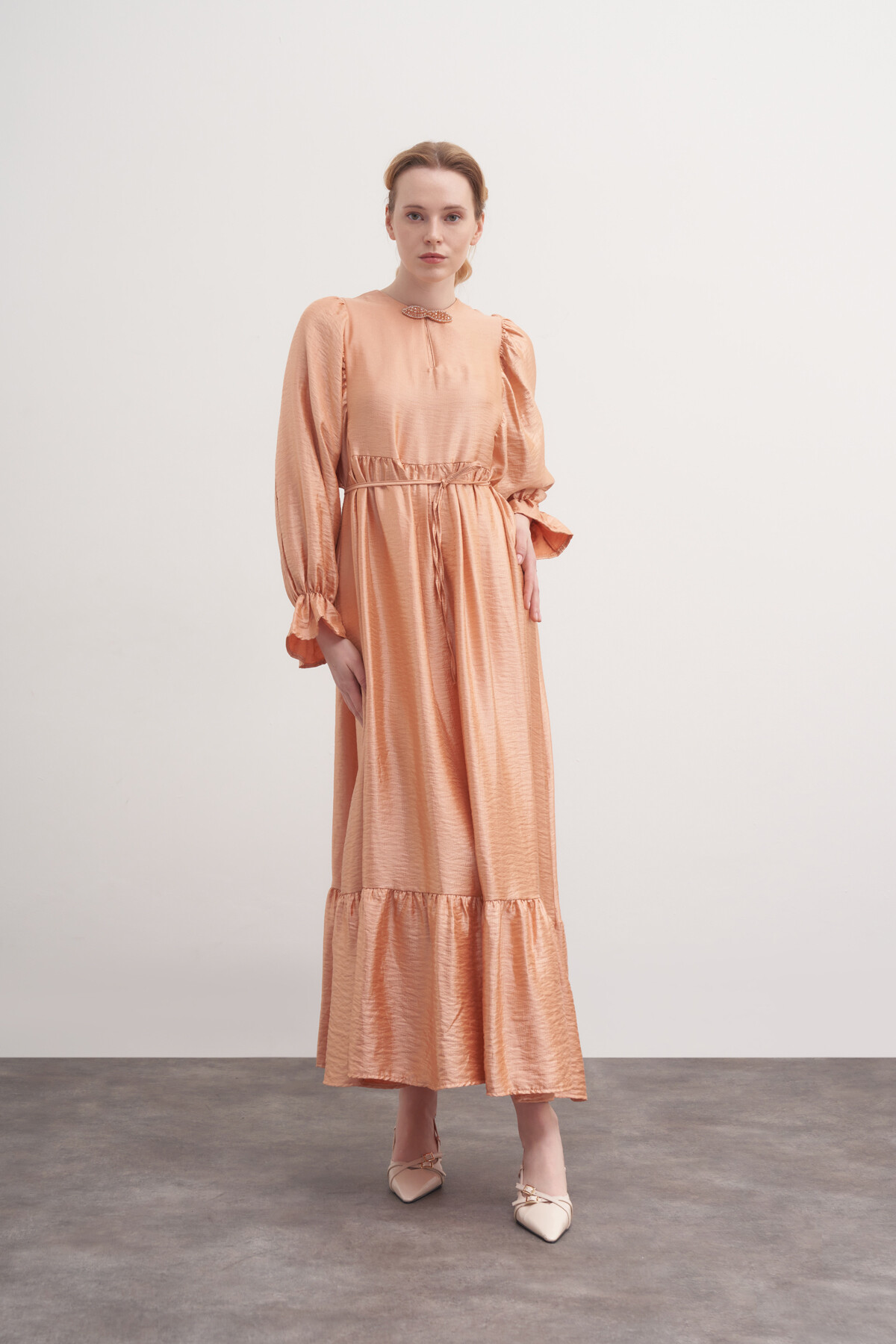 İpek Broşlu Elbise