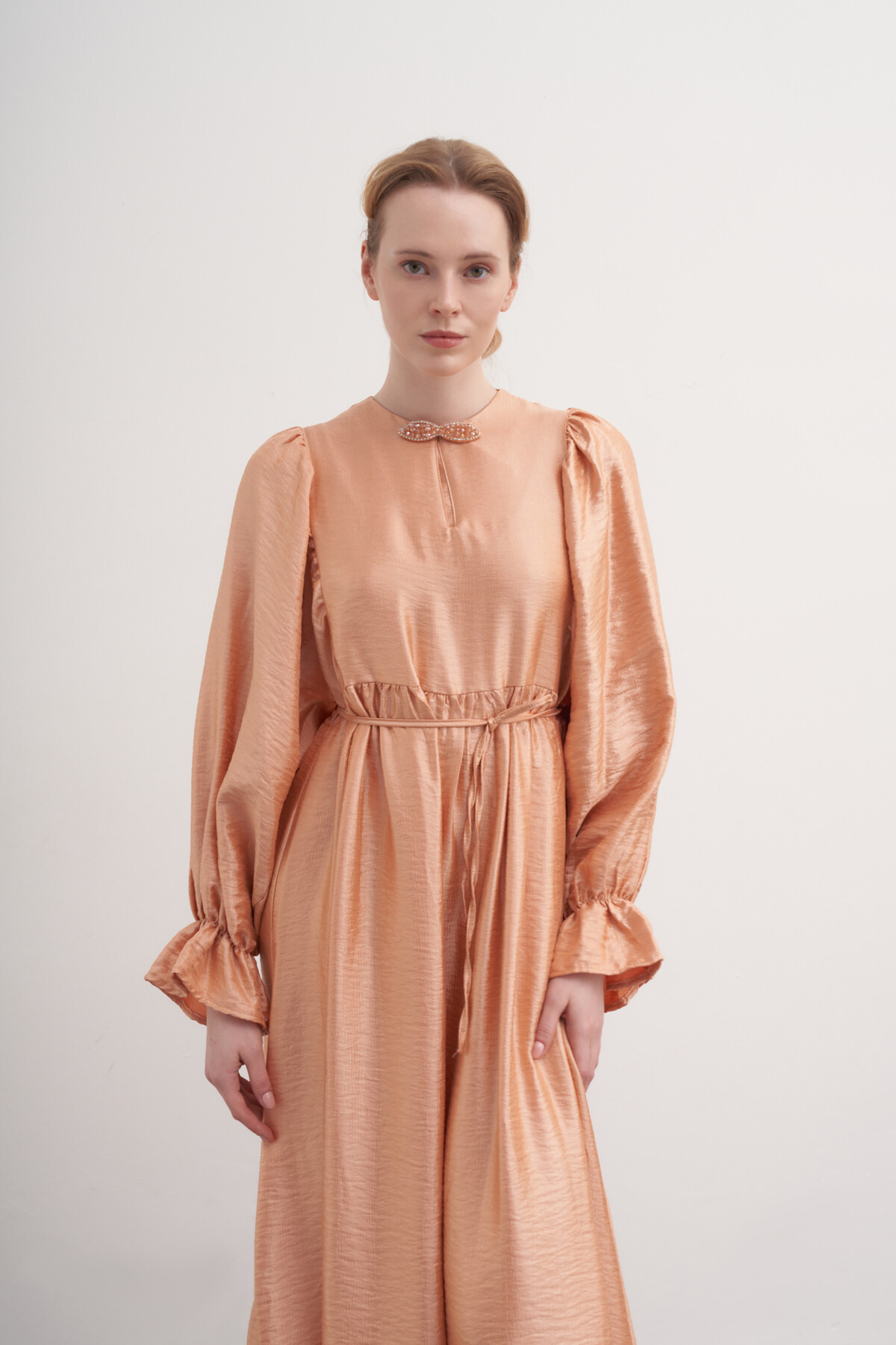 İpek Broşlu Elbise