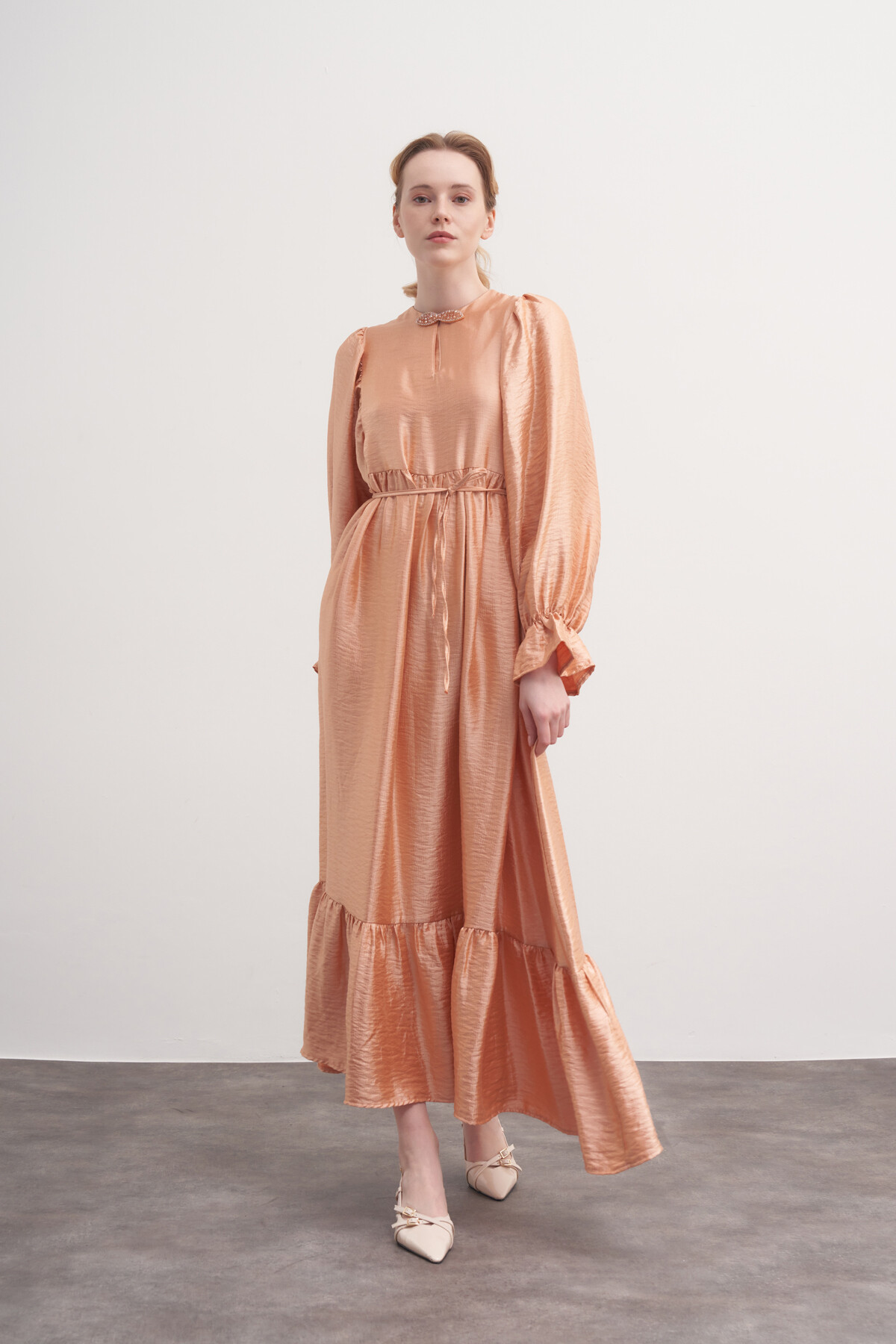 İpek Broşlu Elbise