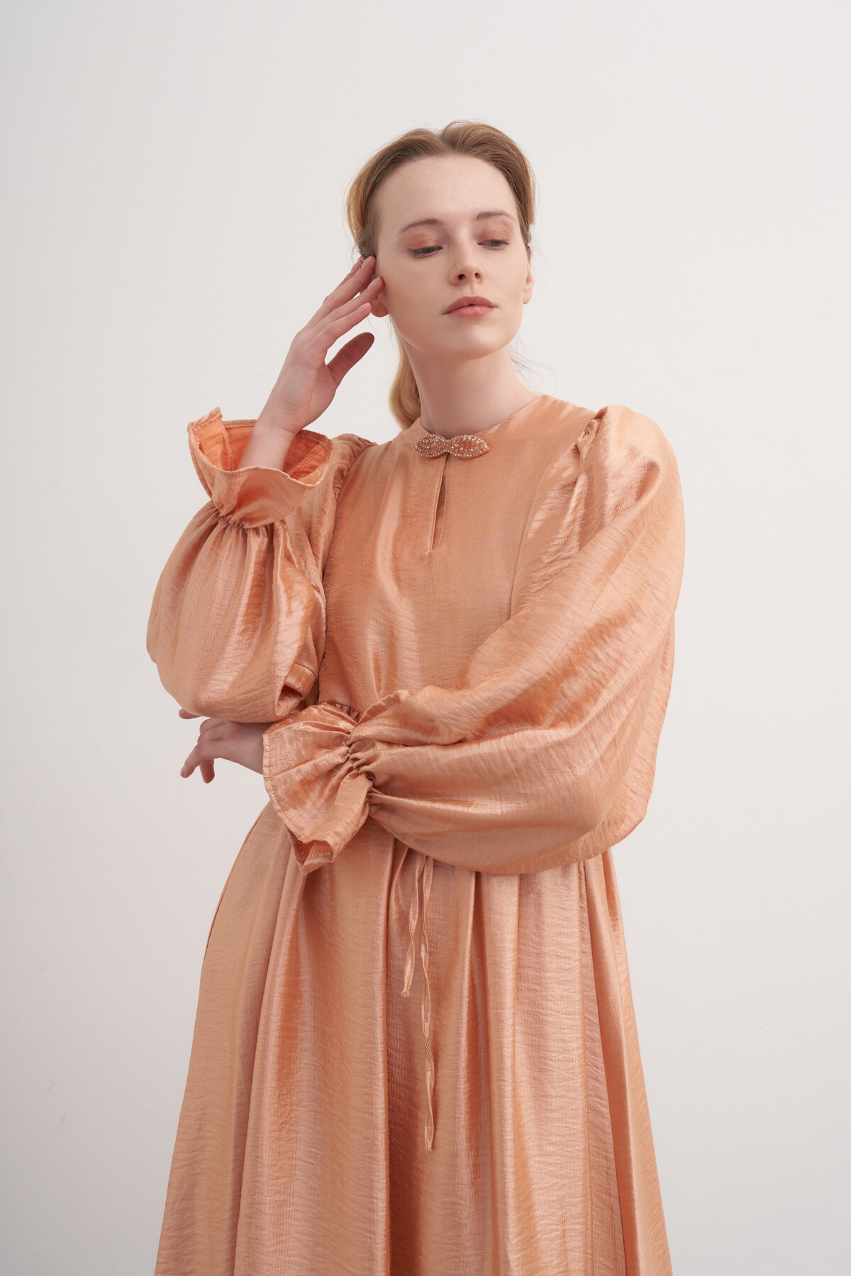 İpek Broşlu Elbise