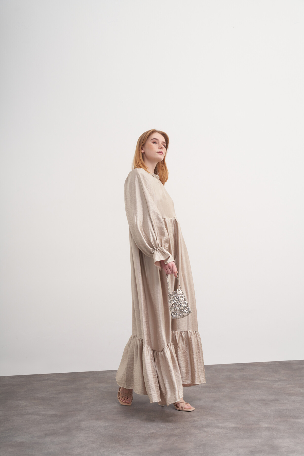 İpek Broşlu Elbise