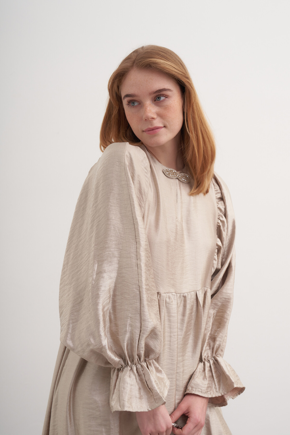 İpek Broşlu Elbise