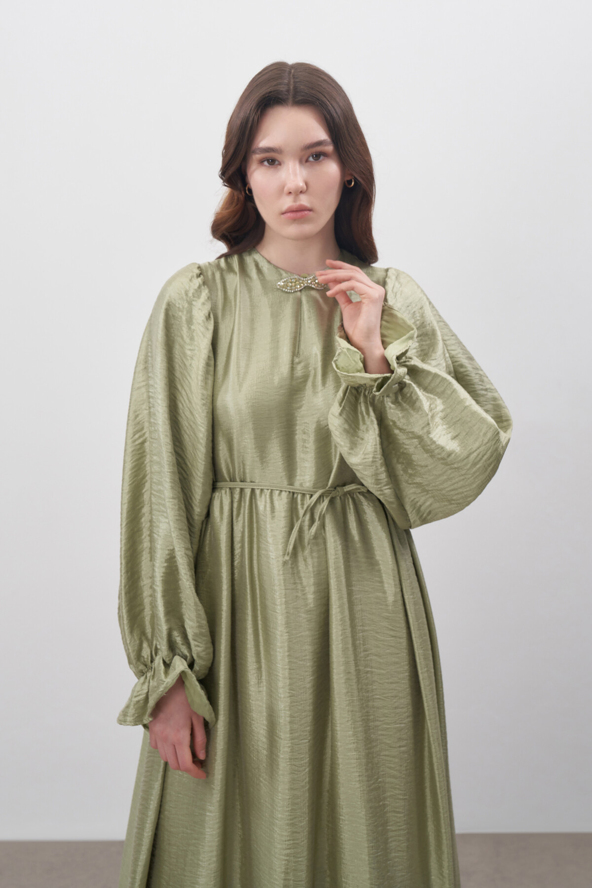 İpek Broşlu Elbise