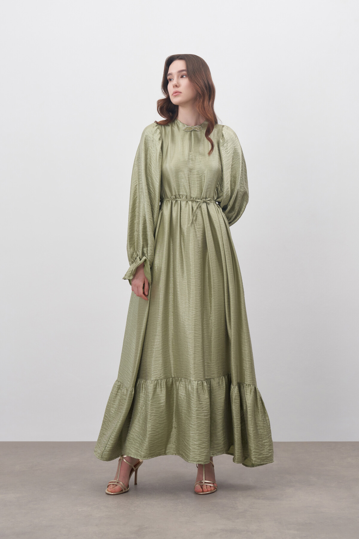 İpek Broşlu Elbise