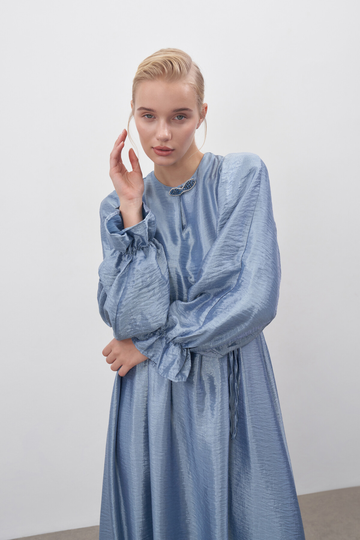 İpek Broşlu Elbise