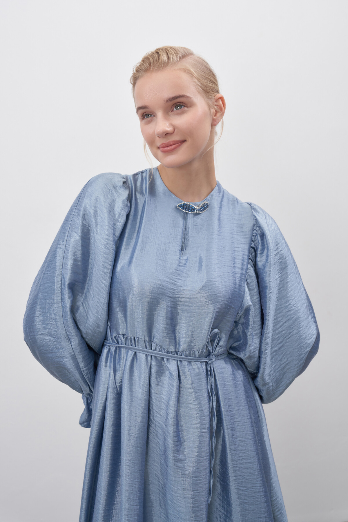 İpek Broşlu Elbise