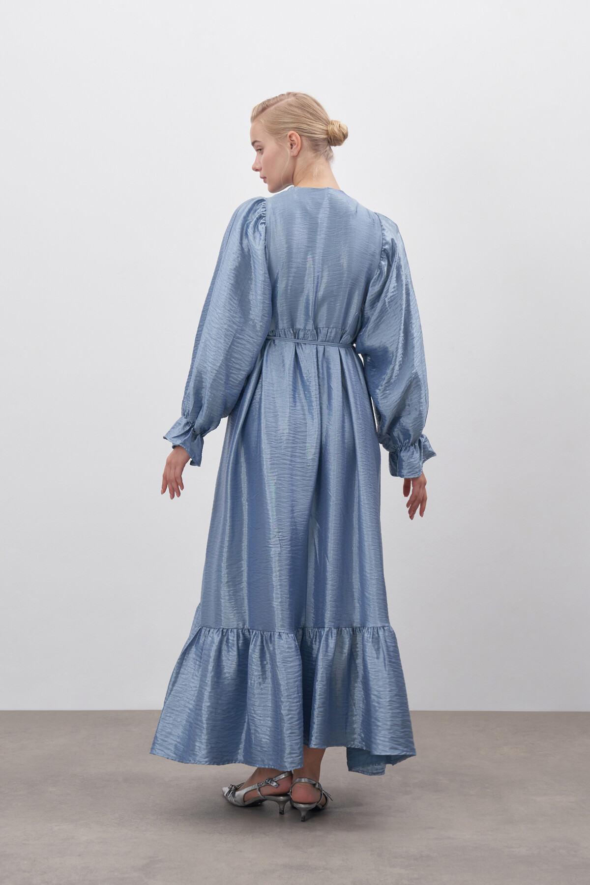 İpek Broşlu Elbise