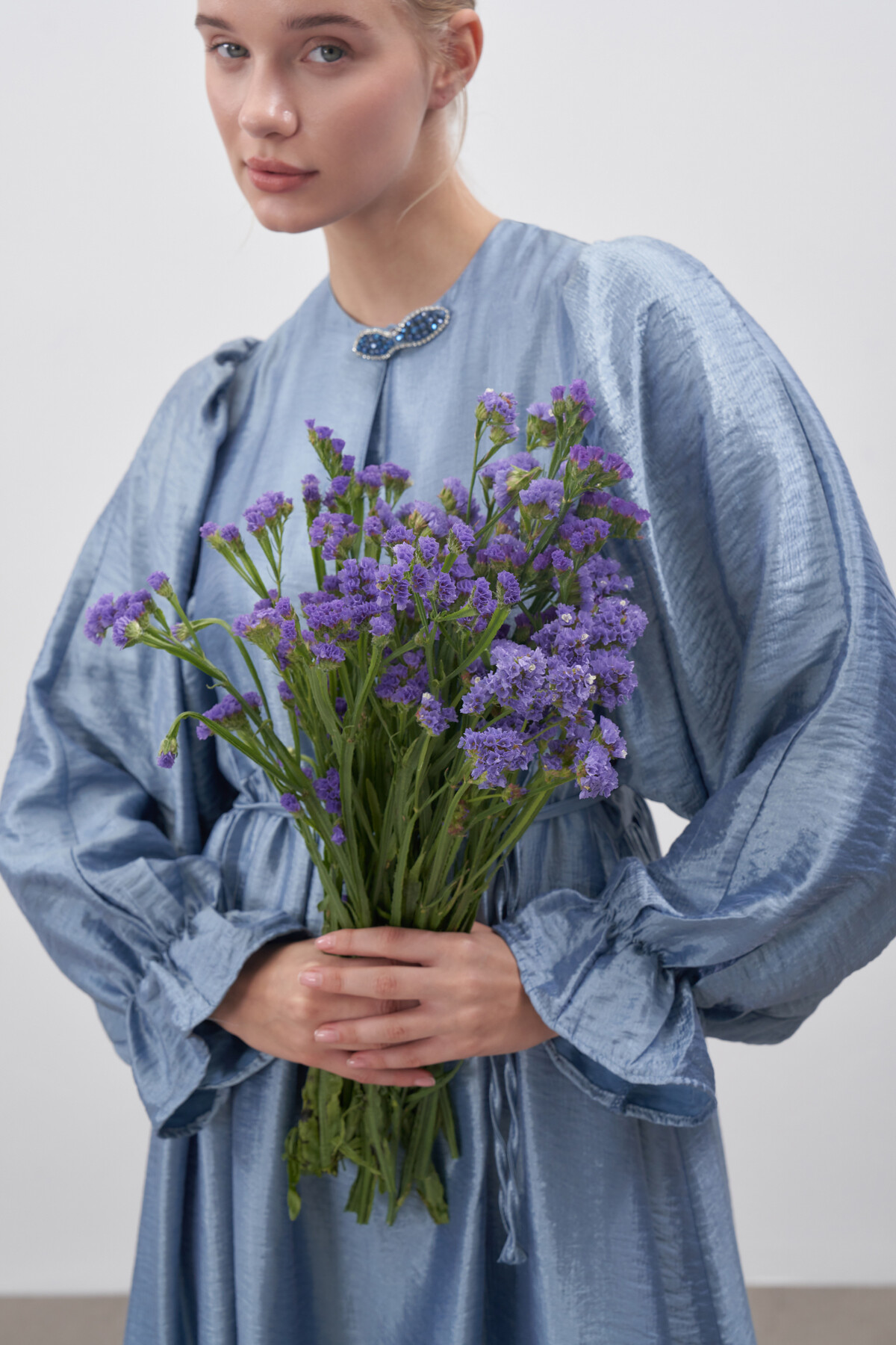 İpek Broşlu Elbise