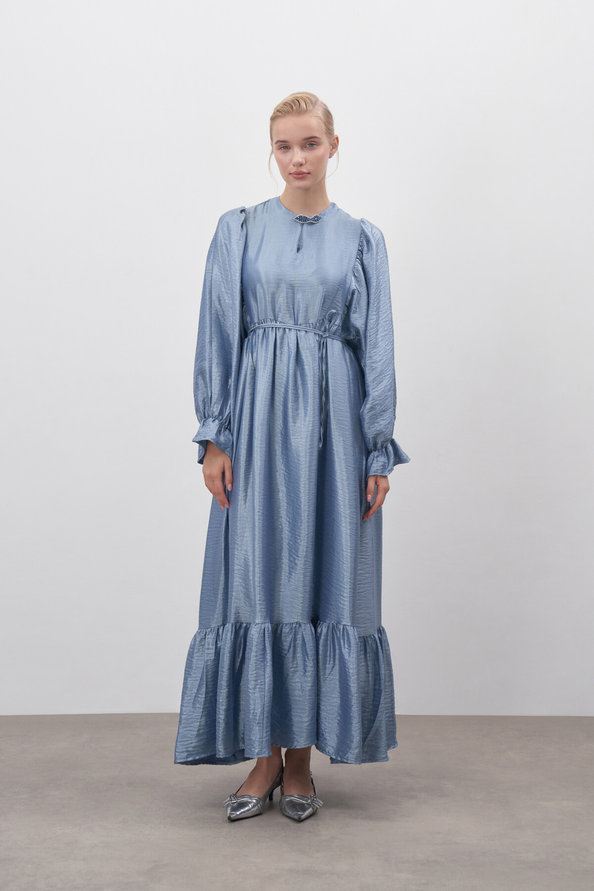 İpek Broşlu Elbise