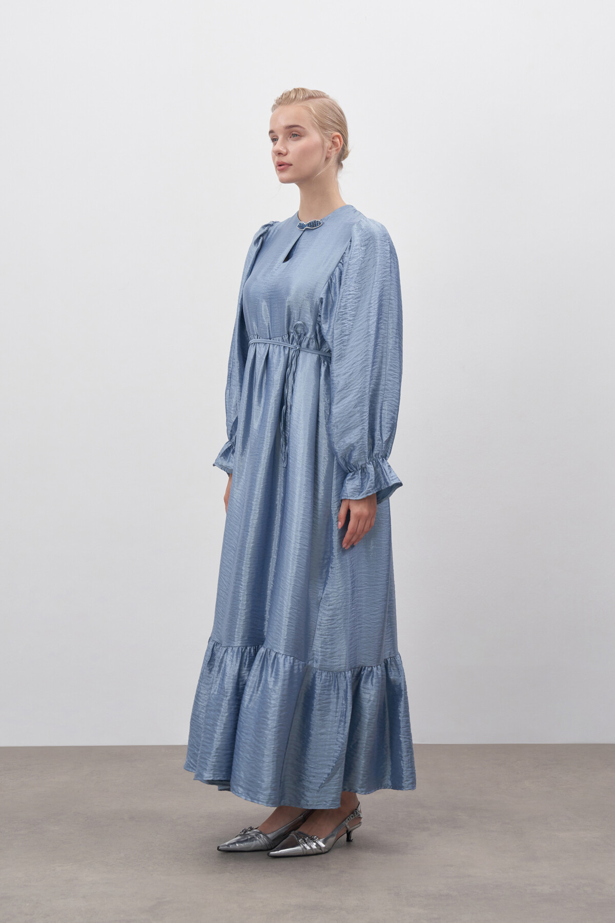 İpek Broşlu Elbise