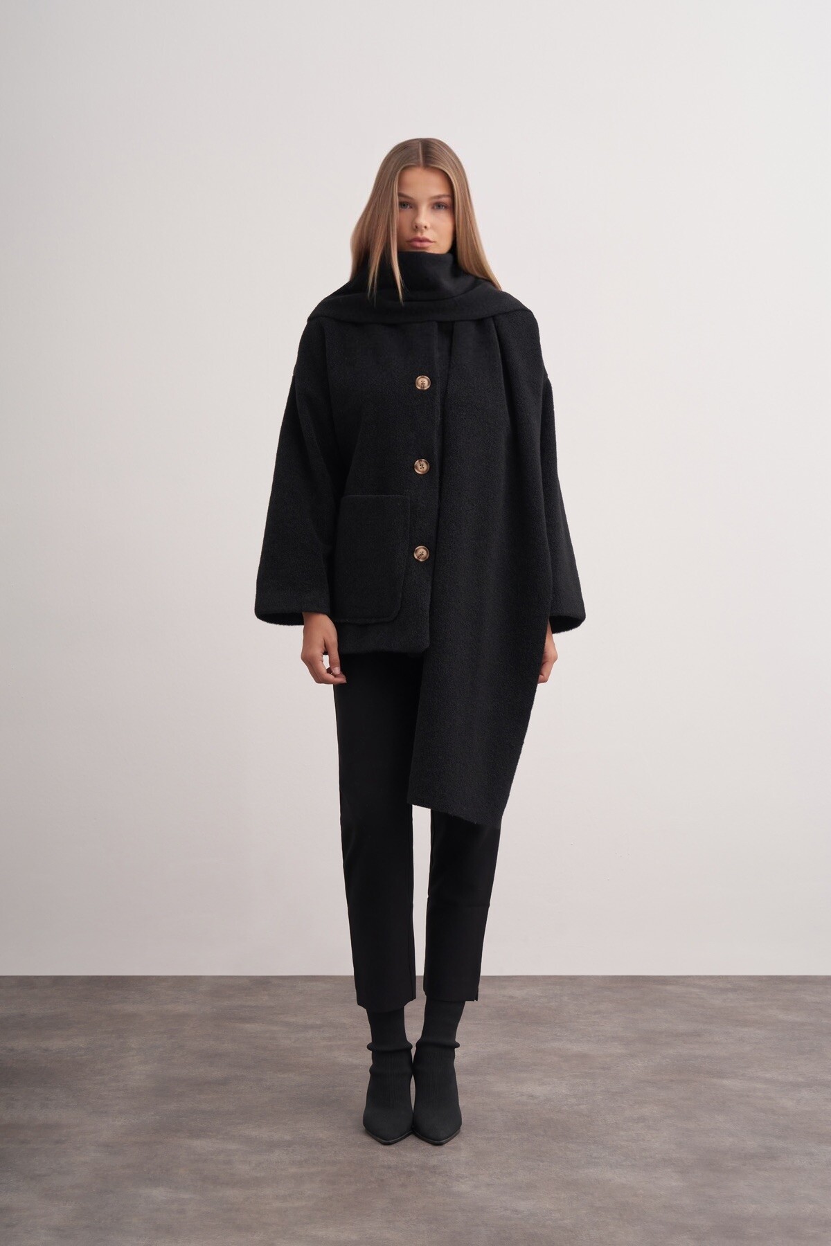 Şal Detaylı Kapüşonlu Kaban