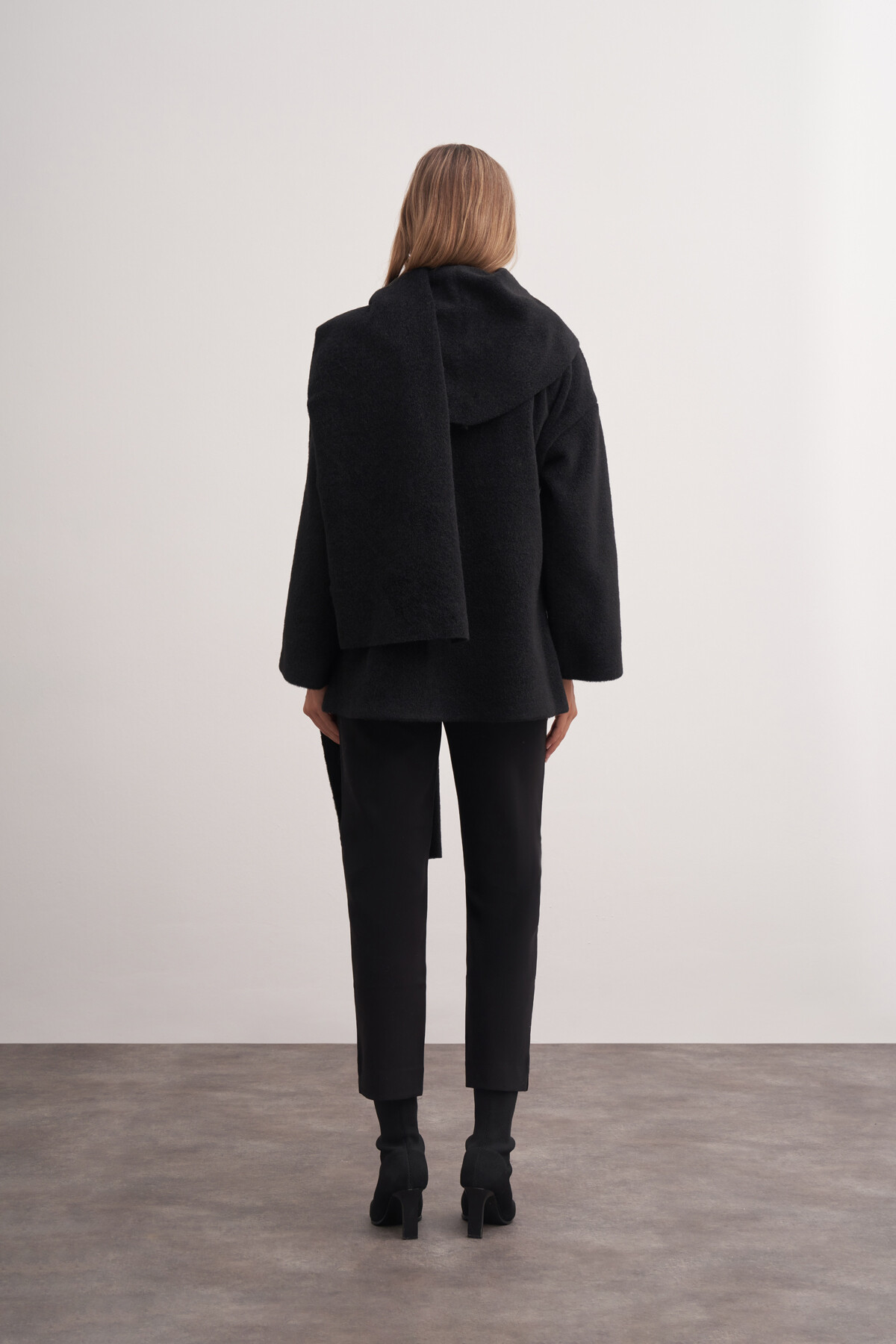 Şal Detaylı Kapüşonlu Kaban