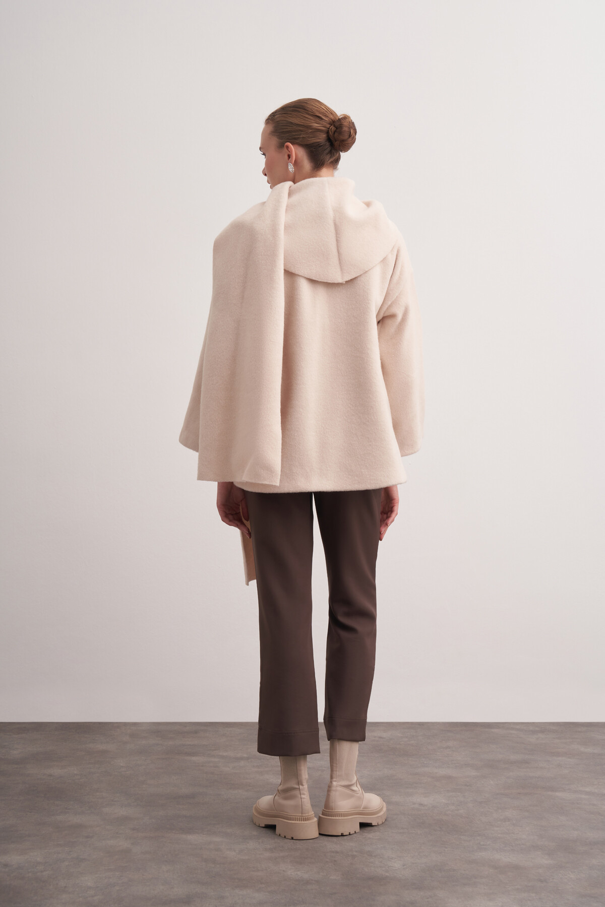 Şal Detaylı Kapüşonlu Kaban