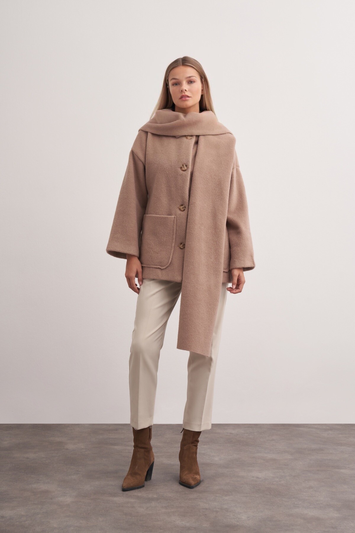 Şal Detaylı Kapüşonlu Kaban