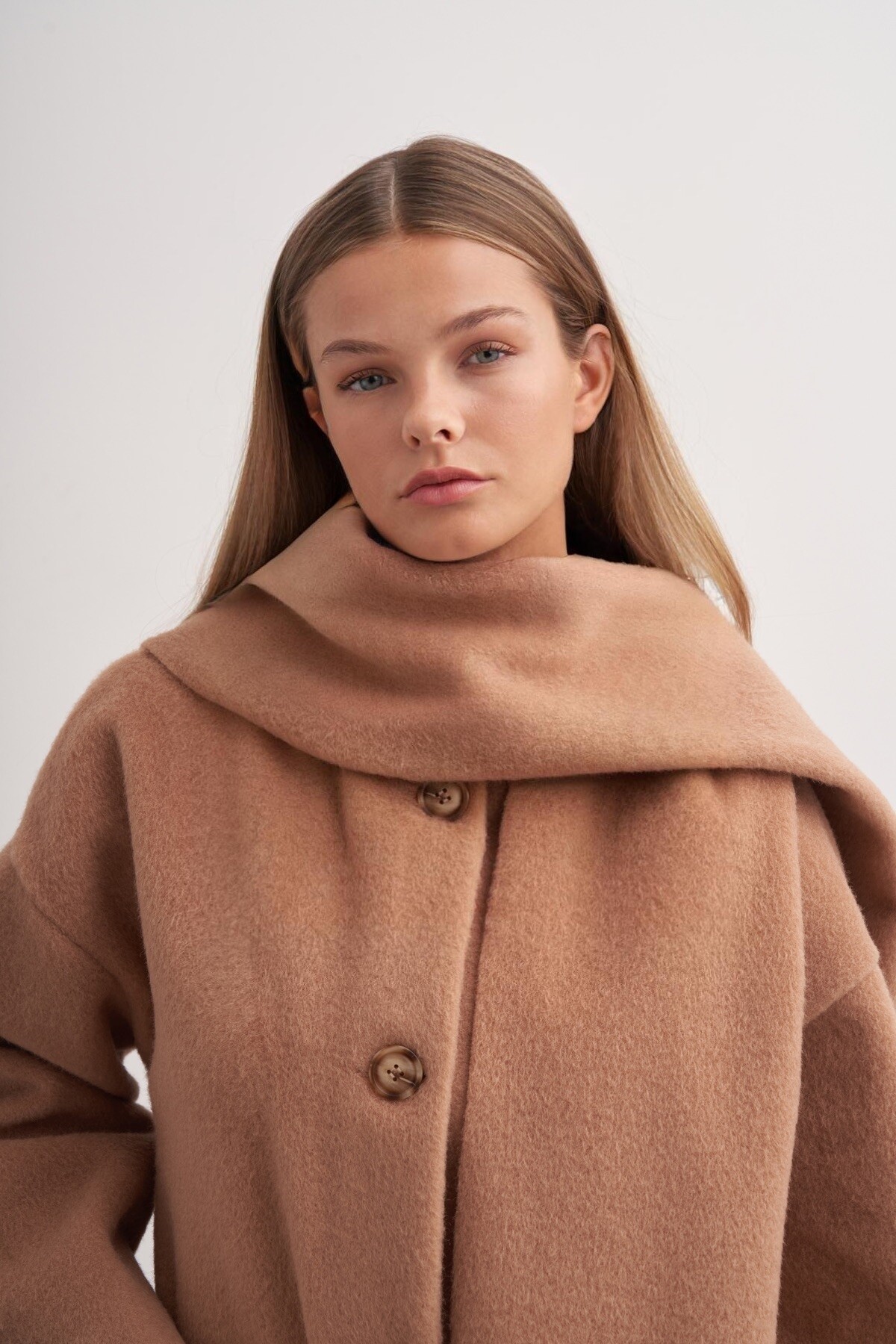 Şal Detaylı Kapüşonlu Kaban