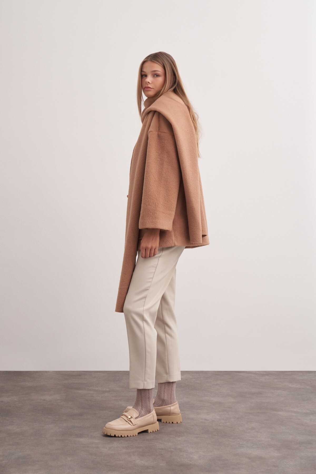 Şal Detaylı Kapüşonlu Kaban