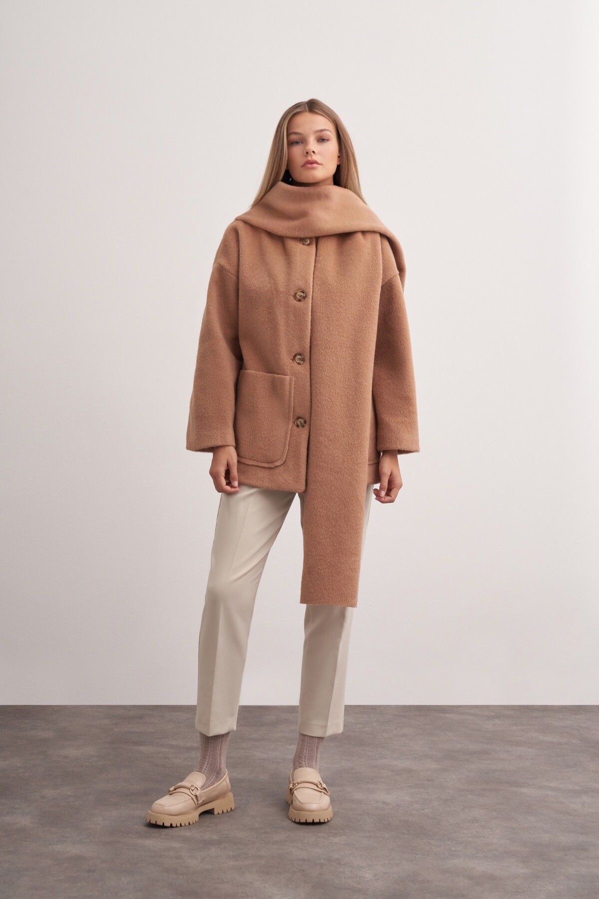 Şal Detaylı Kapüşonlu Kaban