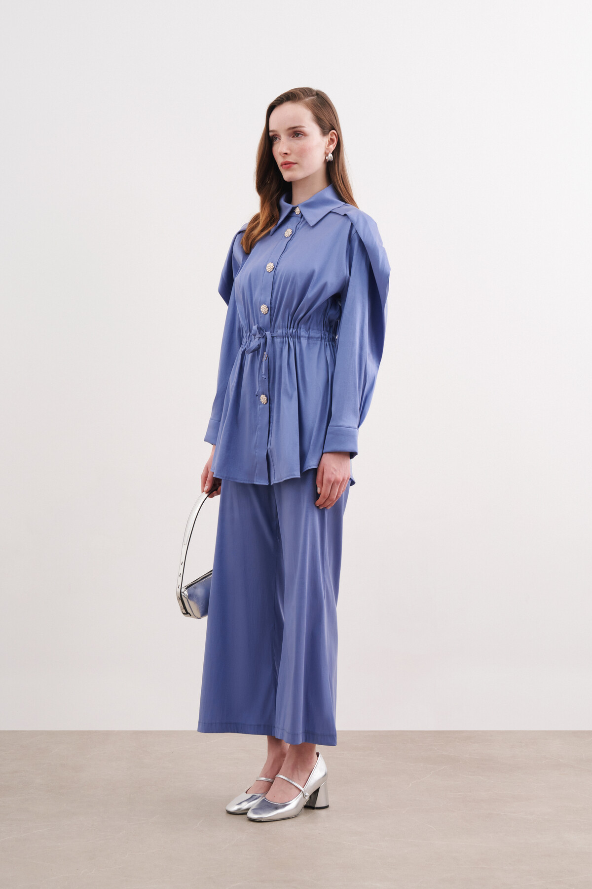 SET WITH SHOULDERS DETAILED