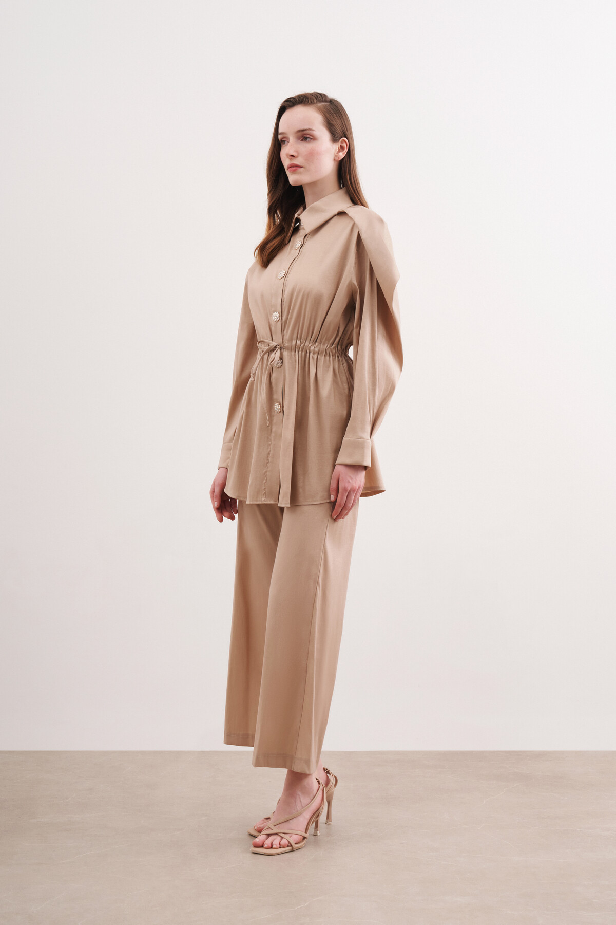 SET WITH SHOULDERS DETAILED